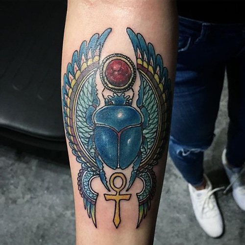 Tatouage de scarabée. Signification, croquis, photos sur les jambes, les bras, le poignet, le dos et le cou