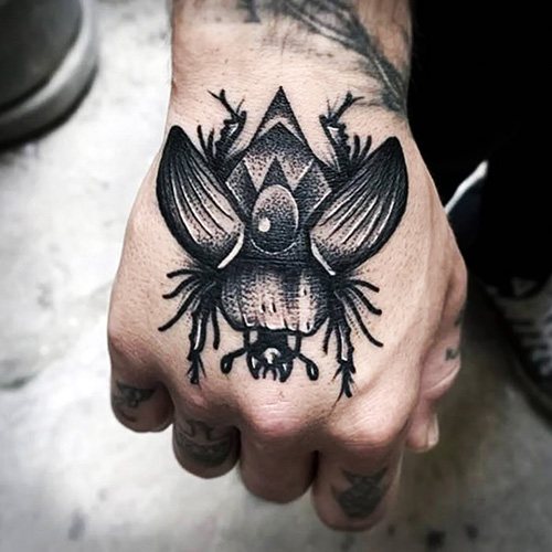 Tatouage de scarabée. Signification, croquis, photos sur les jambes, les bras, le poignet, le dos et le cou