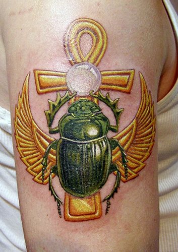 Tatouage de scarabée. Signification, croquis, photos sur les jambes, les bras, le poignet, le dos, le cou