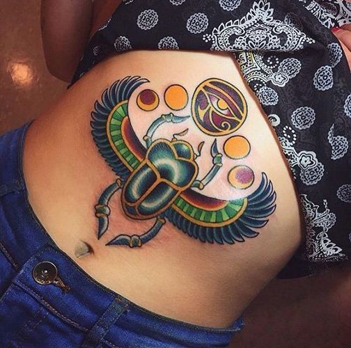 Tatouage de scarabée. Signification, croquis, photos sur les jambes, les bras, le poignet, le dos et le cou