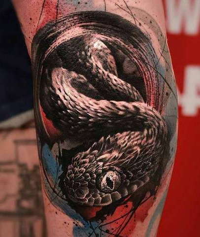 Serpent sur votre jambe, réaliste