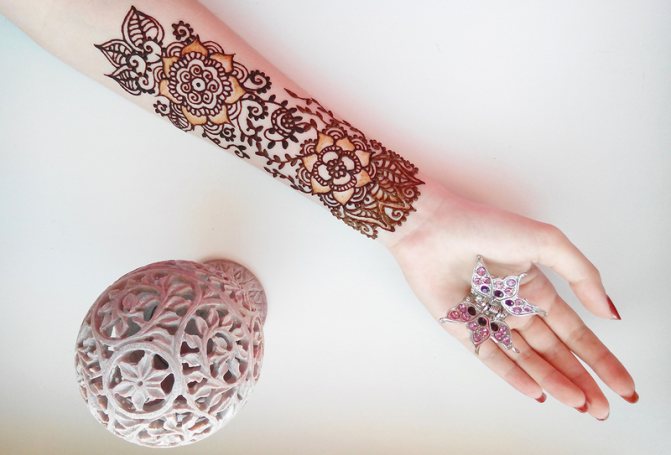 Signification des symboles mehendi. Fleurs et feuilles