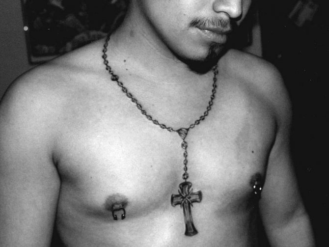 Signification du tatouage de croix de rosaire