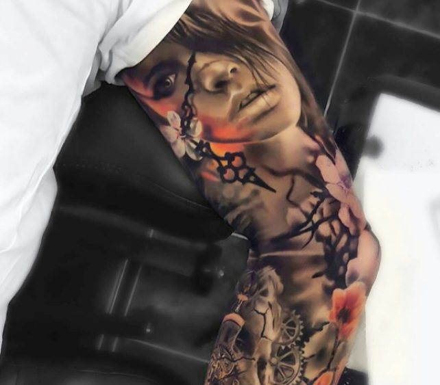 Signification du tatouage fille sur la main pour les hommes