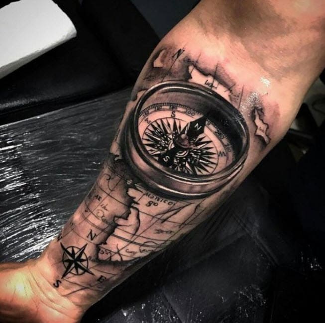 Tatouage signifiant boussole et carte