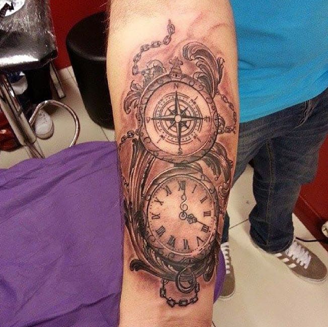 Tatouage signifiant boussole avec horloge
