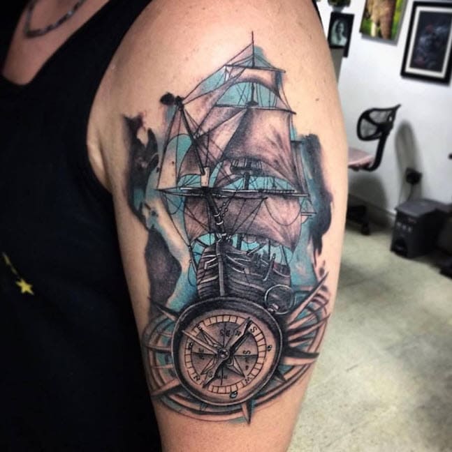 tatouage signifiant boussole avec bateau