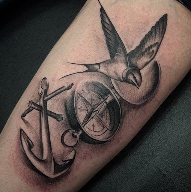 tatouage signifiant boussole avec hirondelle et ancre