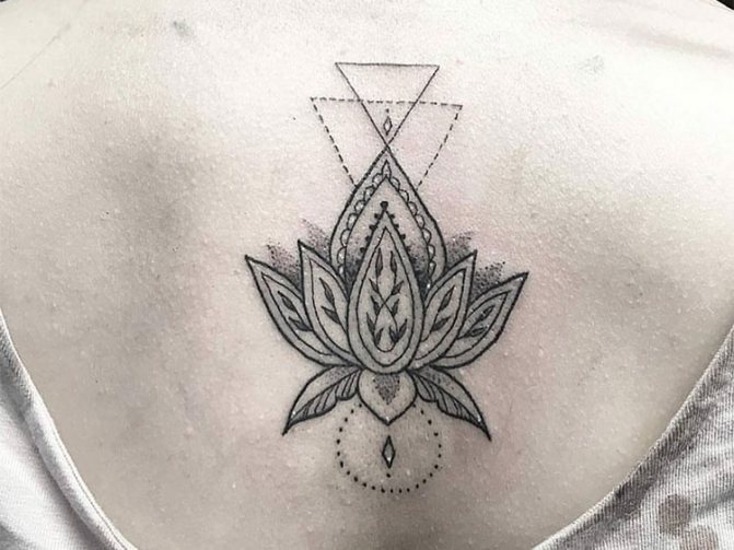 Signification du Tatouage Lotus, Tatouage sur le dos