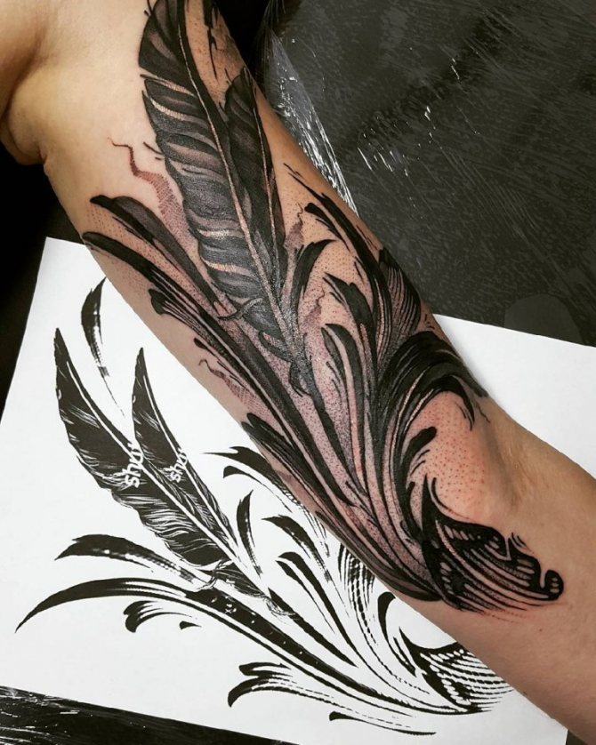 Tatouage d'une plume sur une fille