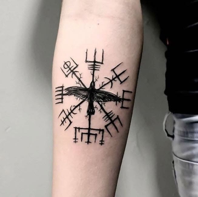 Signification du tatouage de la boussole runique scandinave