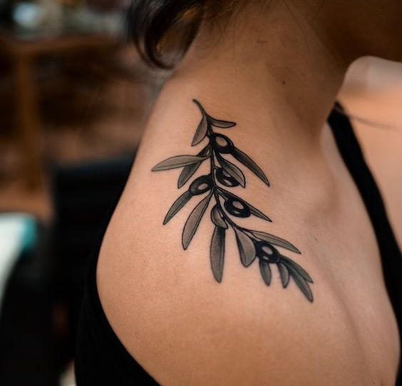 Signification du tatouage : Petite brindille sur son épaule.