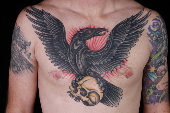 La signification du tatouage du corbeau dans la culture carcérale