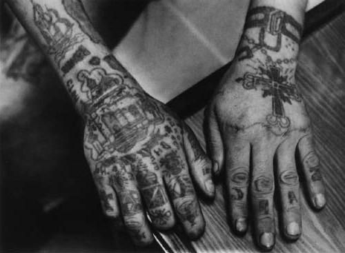 signification des tatouages de prison sur les doigts