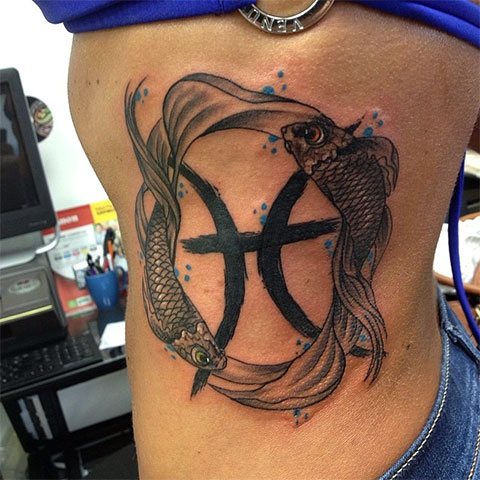 Signe du zodiaque poisson - tatouage sur le côté