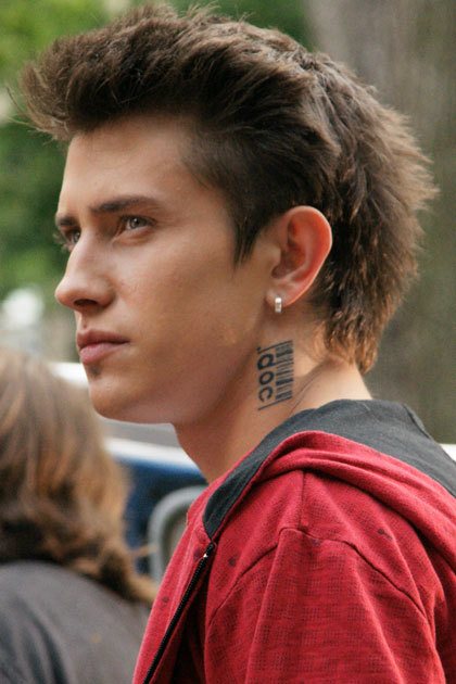 Célèbre tatouage de l'acteur Pavel Prilunoy sur le cou