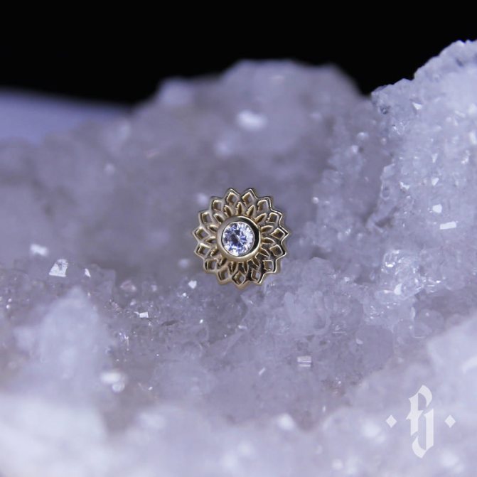 broche en or