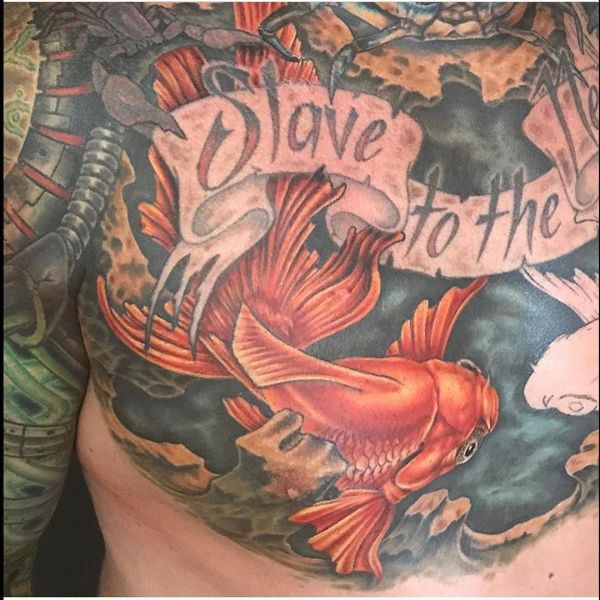 Poisson rouge tatoué sur la poitrine