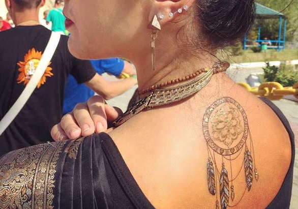 Tatouage d'attrape-rêves en or sur le dos
