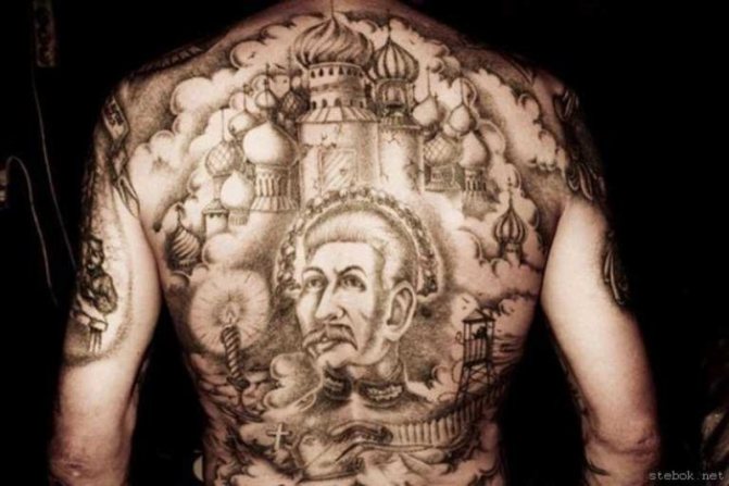 tatouage de coupoles en or