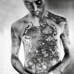 Zonov tatouage de la Mère de Dieu avec le bébé sur son ventre
