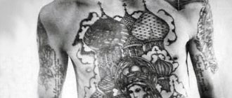 Tatouage de la Vierge Marie avec un bébé sur le ventre