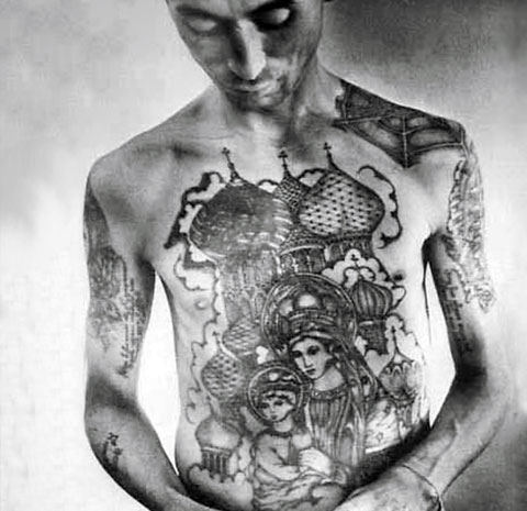 Le tatouage de Zonov représentant la Mère de Dieu avec un bébé sur son ventre